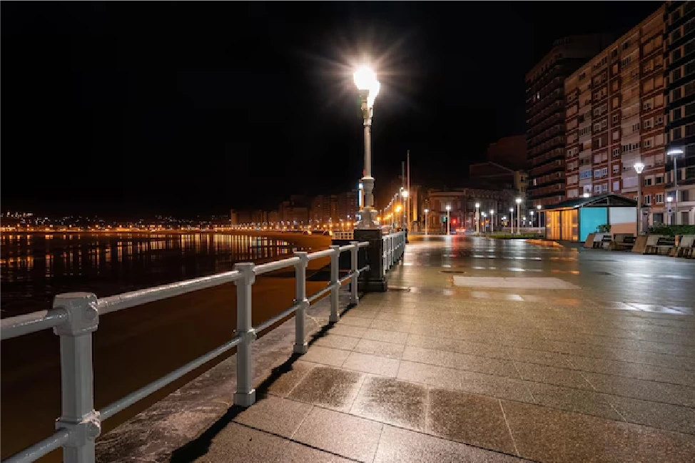 Por una ciudad viendo los Tejados en Asturias